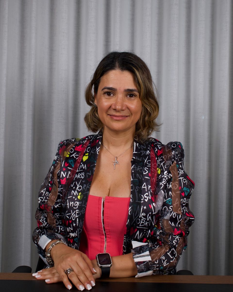 Paula Restrepo en su escritorio